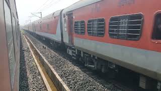 10104-MAO CSMT MANDOVI EXPRESS crossing 11099-LTT MAO EXPRESS at ACHIRNE.