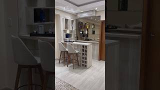 Bar Planejado 100% MDF com Espelhos Fumê, Prateleiras de Vidro e Painel 3D