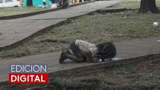 Conmoción por la imagen de una niña tomando agua de un charco en Argentina