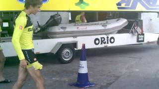 Regata Zierbena 2015. Orio colocando la trainera