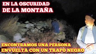 Una Persona Envuelta Con Sábana Negra En El Cañón