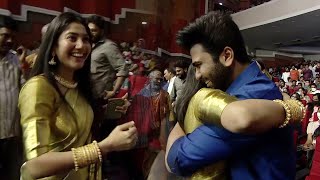 Sai Pallavi Tight HUGS Hero Sharwanand At #AadavalluMeekuJoharlu Pre Release Event | Keerthi Suresh