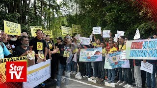 Two opposing groups rally over Lynas outside Parliament