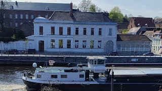 Le remorqueur pousseur de la fluvial se précipite derrière la barge.