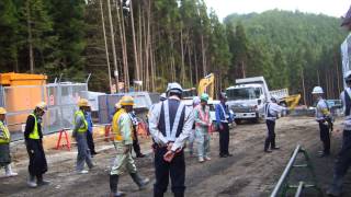 13 10 04 全国労働衛生週間 朝礼風景、腰体操の実施 [高野山 道路改良工事]