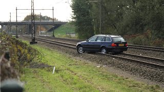 Auto schiet door onbekende oorzaak het spoor op