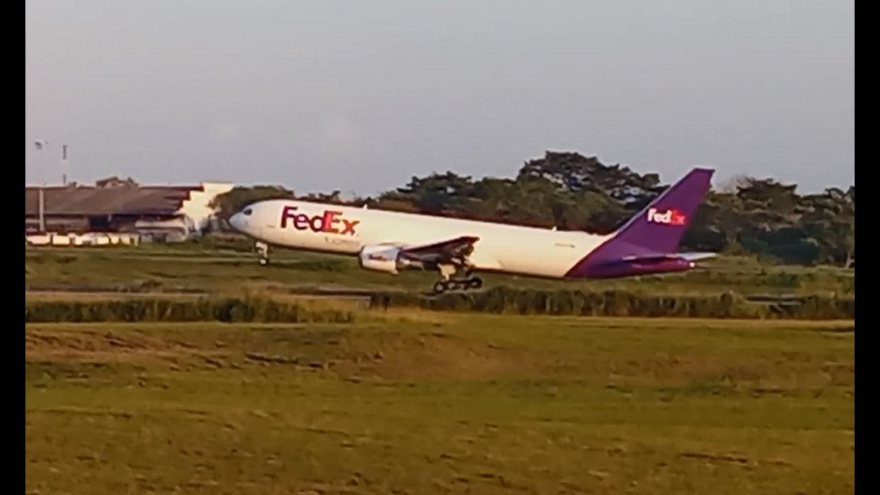 Boeing 767-300F De FedEx Despegando - YouTube