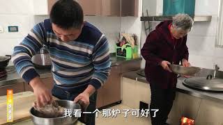 农民王小：老妈腌的酸菜出缸啦，配上羊肉和粉丝，四口人吃撑了