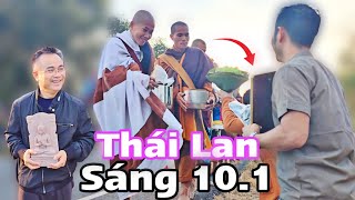 Sáng 10.1 người đàn ông thỉnh tượng Đức Thế Tôn từ Ấn Độ về Thái Lan đảnh lễ Thầy