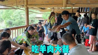 村里老乡宰两只山羊，一只红烧，一只烤，冬宝全家去蹭饭，太香了