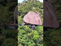 天降巨石落在寺庙上，形成独特景观，希望见者好运1