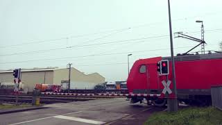 Bahnübergang in Appelhülsen (D) an der Bahnhofstraße mit zwei Zügen