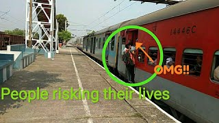 People risking their lives || Heavily crowded Poorva Express Accelerating Towards Durgapur ||