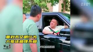 盘点结局舒适的解气名场面：男子让兵哥哥让座，被小姐姐霸气怒怼