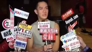 蓝奕邦脚踩红色高跟鞋表演     称希望明年多多吸收正能量 nOdcNCr7nYw