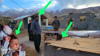 🌳🏠 Building a wooden roof with nomadic architecture: the story of Ramin and Asghar's collaboration!