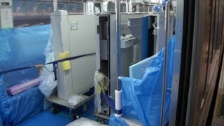 小田急新宿駅4番線へのホームドア設置工事の様子