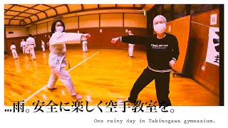 外は雨ですが楽しく空手教室を。It was a rainy day but we enjoyed Karate at Takinogawa gymnasium in Tokyo.