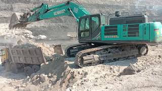 Kobelco SK520 Excavator Loading Trucks