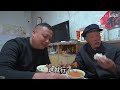 过年回老家返程，和父母喝牛肉汤吃饭，母亲收拾东西父亲依依不舍