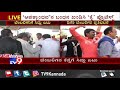 siddaramaiah slapped his supporter at mysuru airport