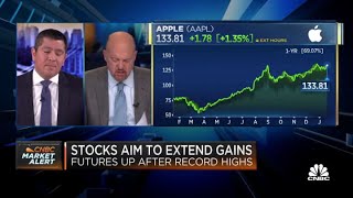 Jim Cramer breaks down analysts' pre-earnings Apple calls