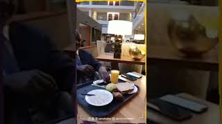 هجوم حاد.. ناشطة سودانية تواجه وزير المالية جبريل إبراهيم أثناء تناوله الإفطار في أمريكا