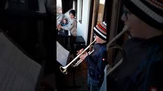 Musiker-Flashmob vom Balkon aus in Neckenmarkt