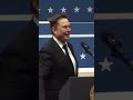 el polémico gesto de elon musk que parece el saludo nazi en la investidura de trump shorts