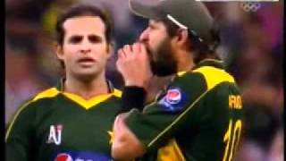 Shahid Afridi ball tampering bitng the ball