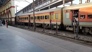 (12420) - Gomti SuperFast Express Arriving at Tundla Junction in Platform no-4 \\\\\\