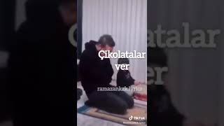 Namaz kılarken şeker ve çikolata isteyen bebek