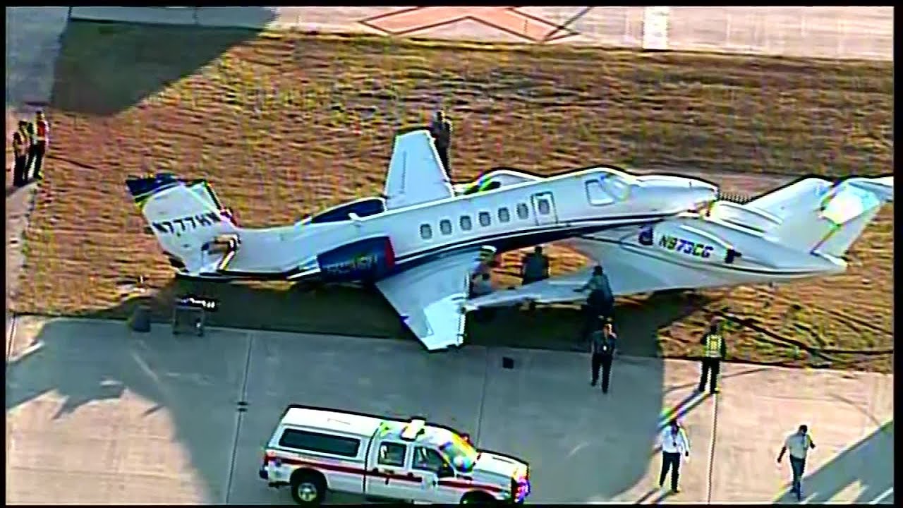 2 Planes Collide On Runway At San Antonio Airport - YouTube