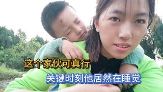 清明节快到了婆婆带着儿媳和孙子上山为老人挂清关键时候他睡着了