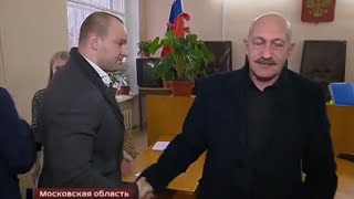 Даниил Никифоров жмёт руку Юрию Райхману после суда