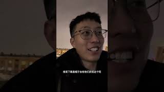 俄罗斯医院的圣诞夜 学校的儿童医院为了让住院部的小孩子不孤单 ，特意在圣诞节前夜召集了人们一起以这样的方式提前为孩子们庆祝 单方面宣布！今夜住医院的小孩是世界上最幸福的小孩！！ 圣诞节 住院 俄罗斯