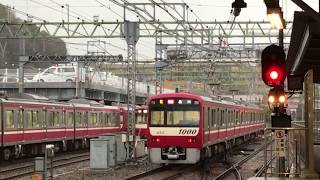 京急線4両編成7C特急品川行き1000形456〜453編成ステンレス車両の電車が、金沢文庫駅上り4番線ホーム横をジョイント音をたてながら、金沢文庫駅手前の車止めへと走行中！…到着！