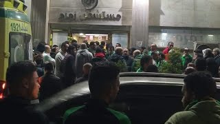 أصدقاء أحمد رفعت لاعب فيوتشر ينتظرون أمام المستشفى عقب سقوطه أثناء مباراة الاتحاد السكندري