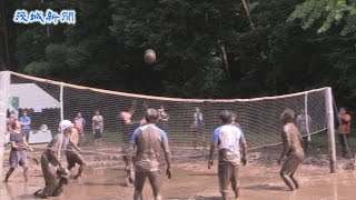 泥にまみれスパイク　水田でバレーボール大会　常総・あすなろの里