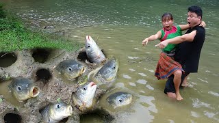 Top Fishing Video, Catch A Lot Of Fish In Mud Pit, Survival Bushcraft, LIVING OFF GRID