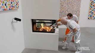 La provocazione di Damien Hirst: vende le opere d’arte in digitale e brucia quelle fisiche