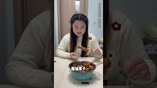 不同年代吃糖油果子：以前跟妈妈去赶集，为了吃它撒泼打滚