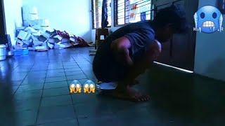 terpaksa berak di piring karena nga ada tempat