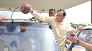 CM Vijay Rupani Removes Red Beacon From his Car