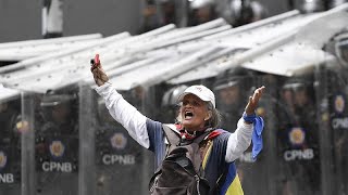 La primera gran movilización de Guaidó tras su regreso termina en un duelo en las calles de Caracas