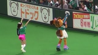 160503 ローソンバズーカを撃つポリーとファイターズガール渡邊姫琳さん