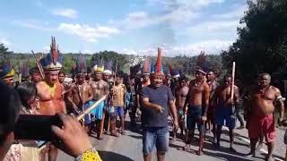 ÍNDIOS REVOLTADOS NO PARÁ E FECHAM RODOVIA MESMO COM RISCO DE PRISÃO