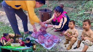 Daily life of a single mother: selling sweet potatoes and taking care of her son