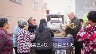 河南大叔开车游乡卖粉条，一车拉上千斤，村民围着买，1斤4元贵吗