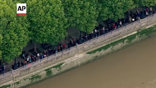 Queues at dawn to see the queen lying in state